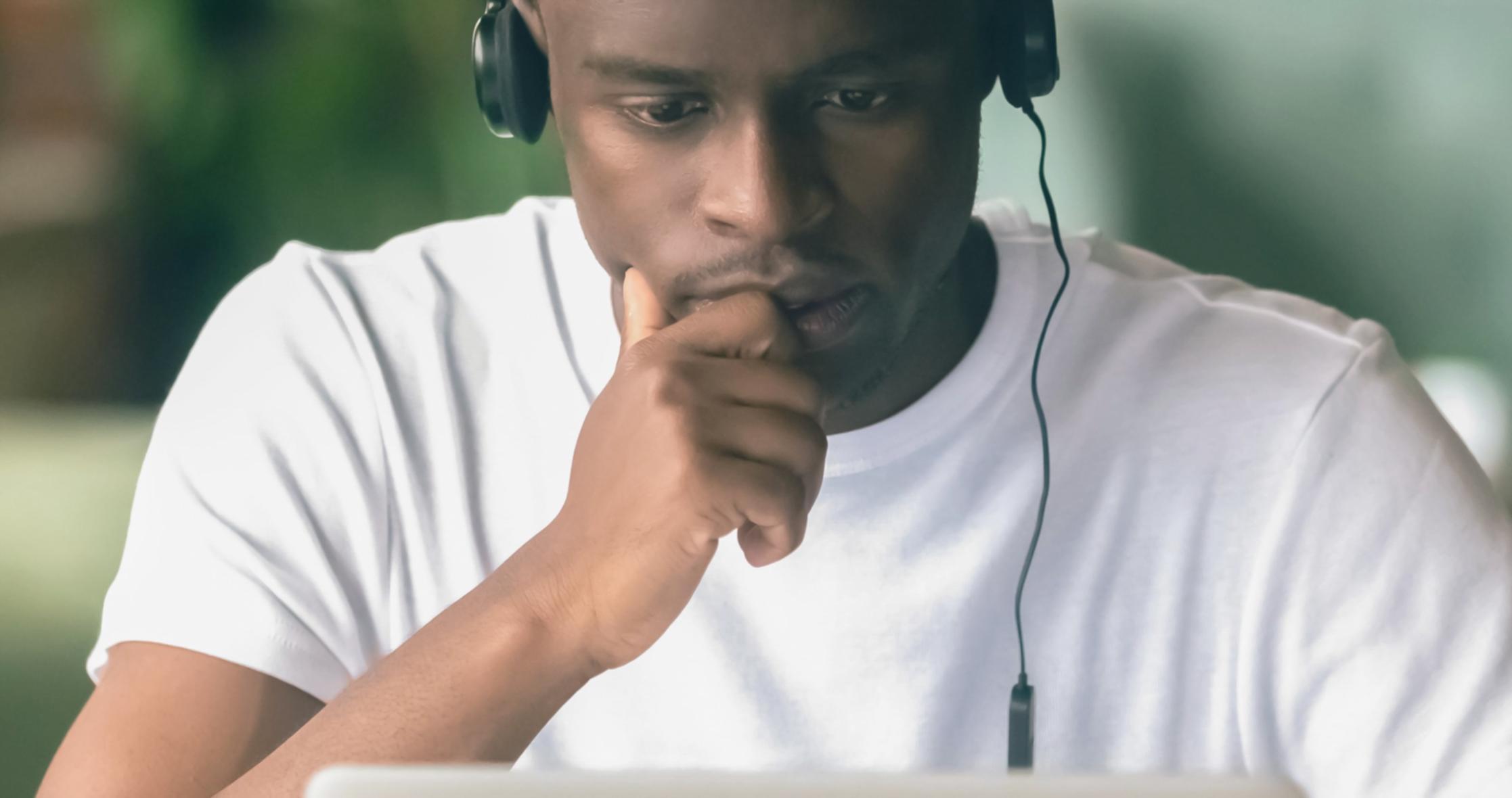 Espacio de estudio organizado con materiales educativos sobre finanzas conscientes