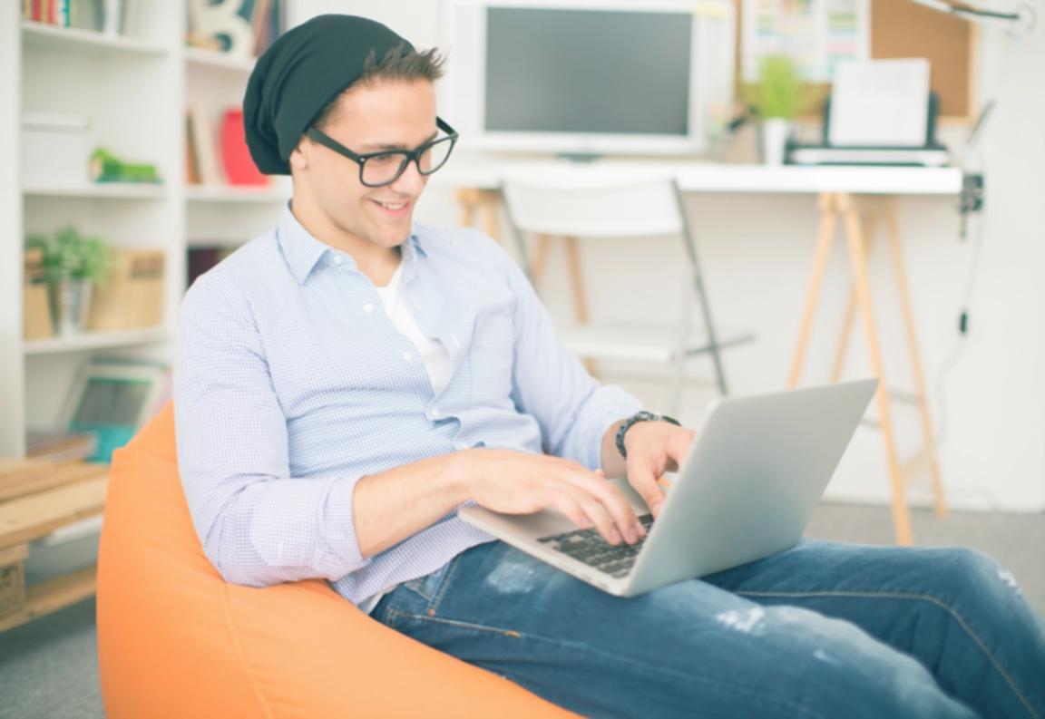 Sesión de trabajo en mentalidad financiera con materiales educativos en San Rafael